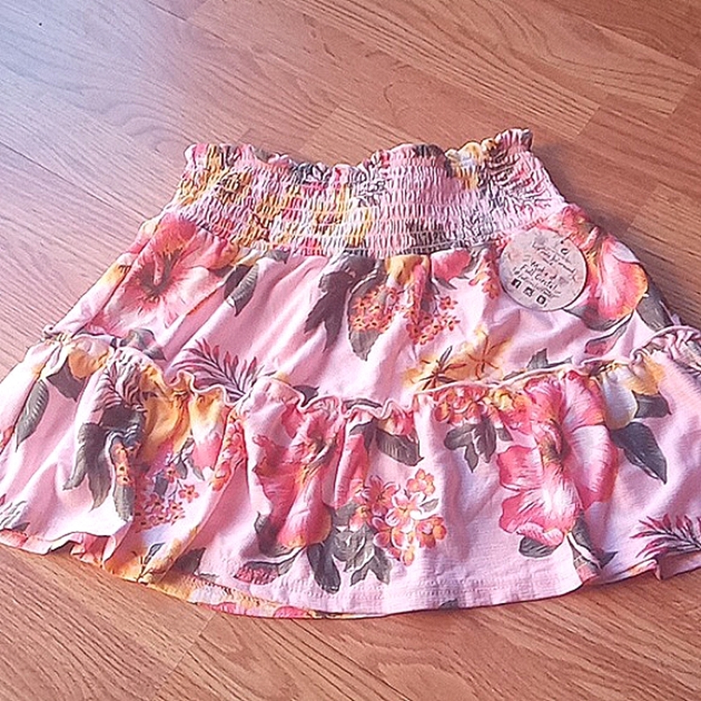 NWT juniors pull up on skirt in pink with floral pattern  sz M